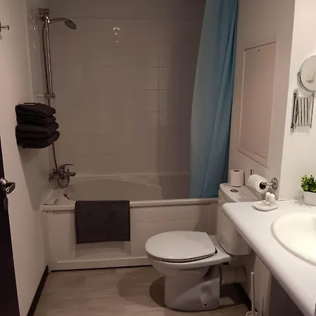 24m2 Au 4eme Etage Ascenseur A Cote De La Gare Sncf, Wifi 5g Apartmán Lurdy